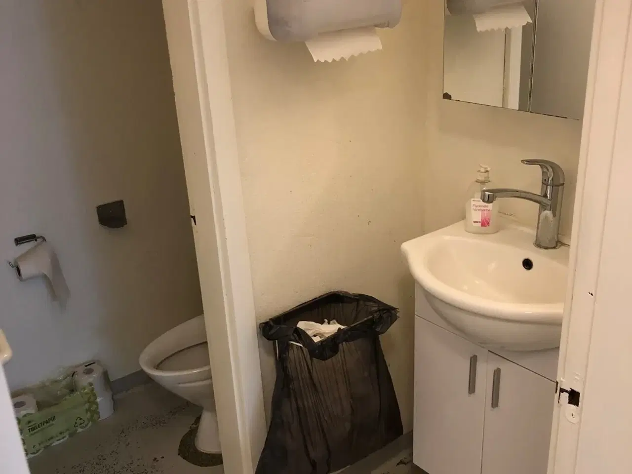 Billede 4 - Lyst kontor med faciliteter, velegnet til klinik eller showroom.