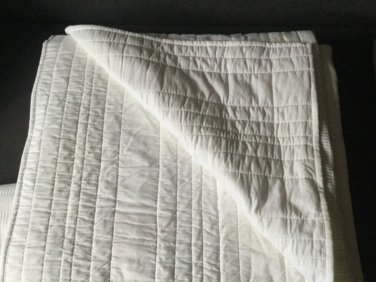 Billede 2 - Lækker hvid sengetæppe