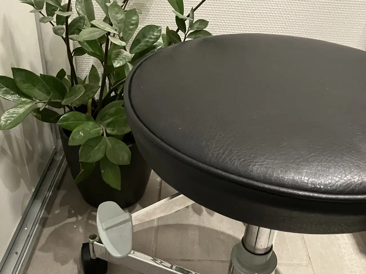 Billede 4 - Taburet med hjul og pumpe