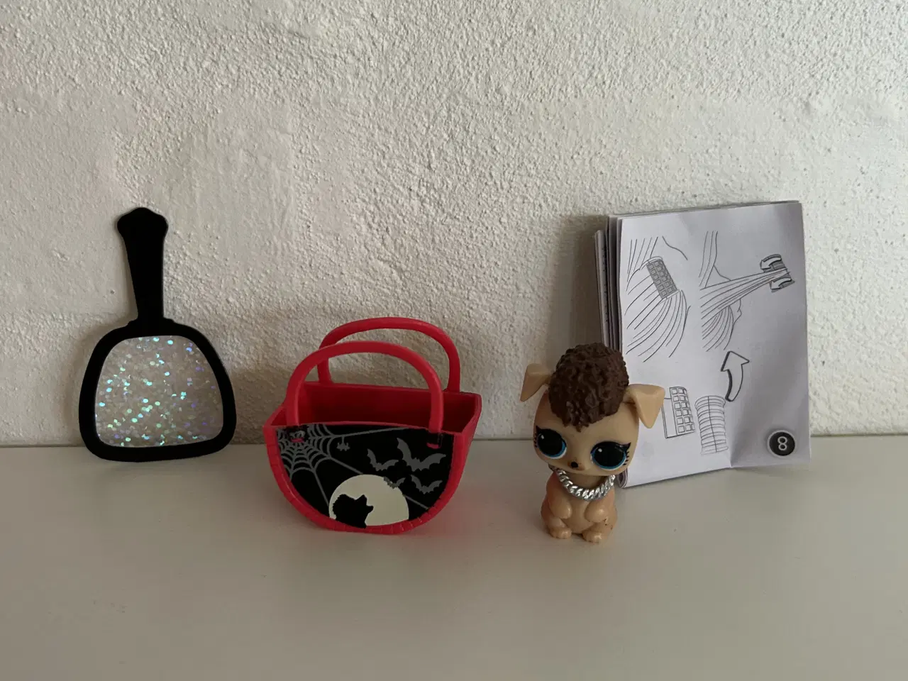 Billede 1 - L.O.L figur med tilbehør