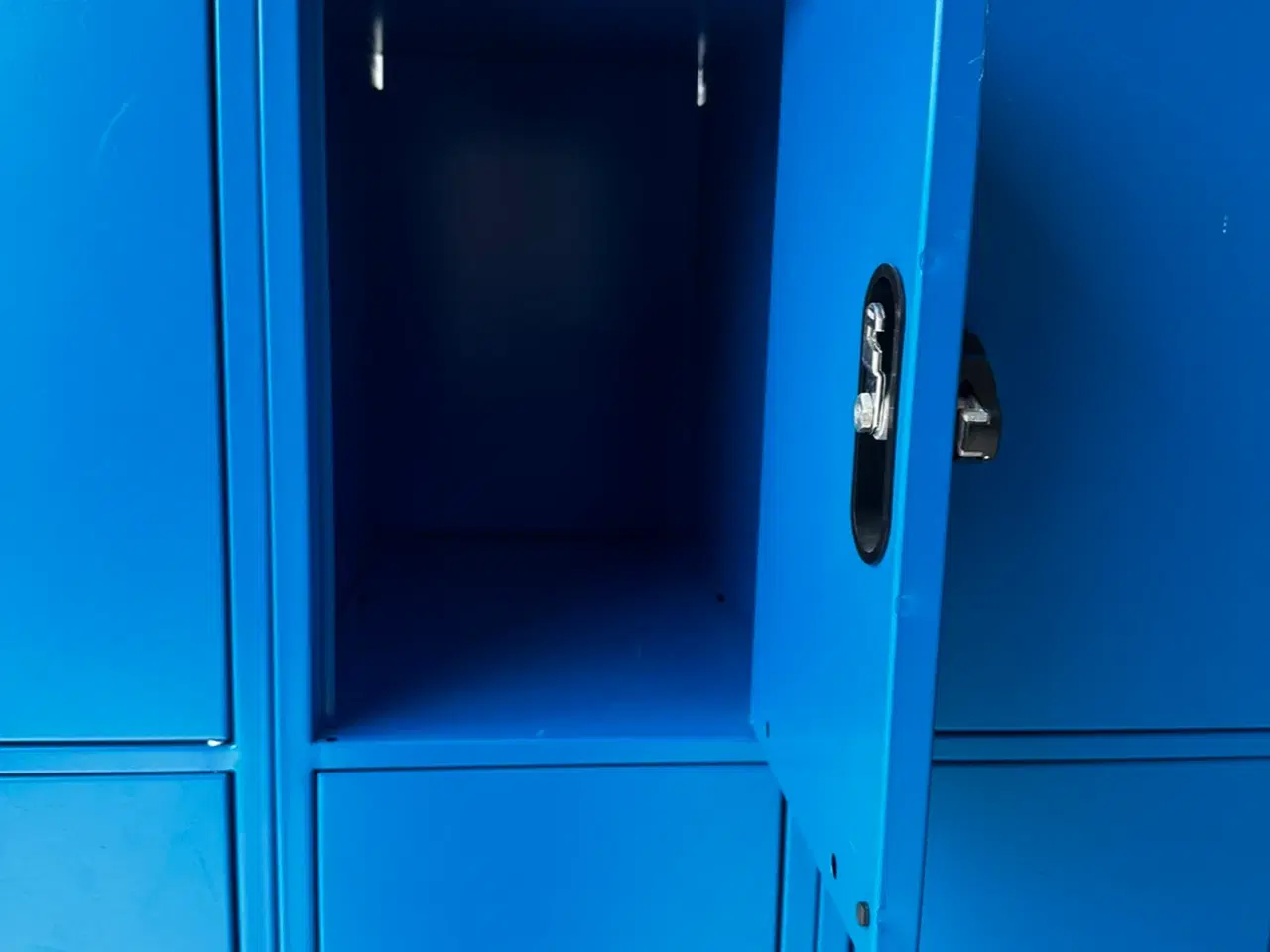 Billede 2 - Blika garderobeskab/boks - 12 rum