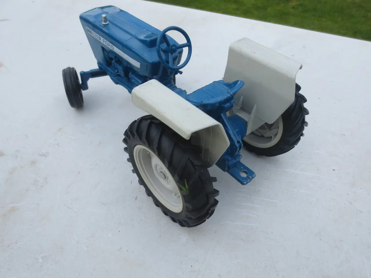 Billede 5 - 1 stk Modeltraktor    Ford 4600 og 4 hjulet vogn  