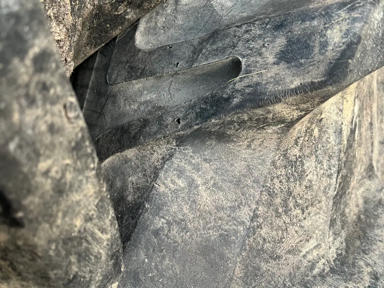 Billede 4 - 2 stk 16.9-34 Traktordæk og slanger