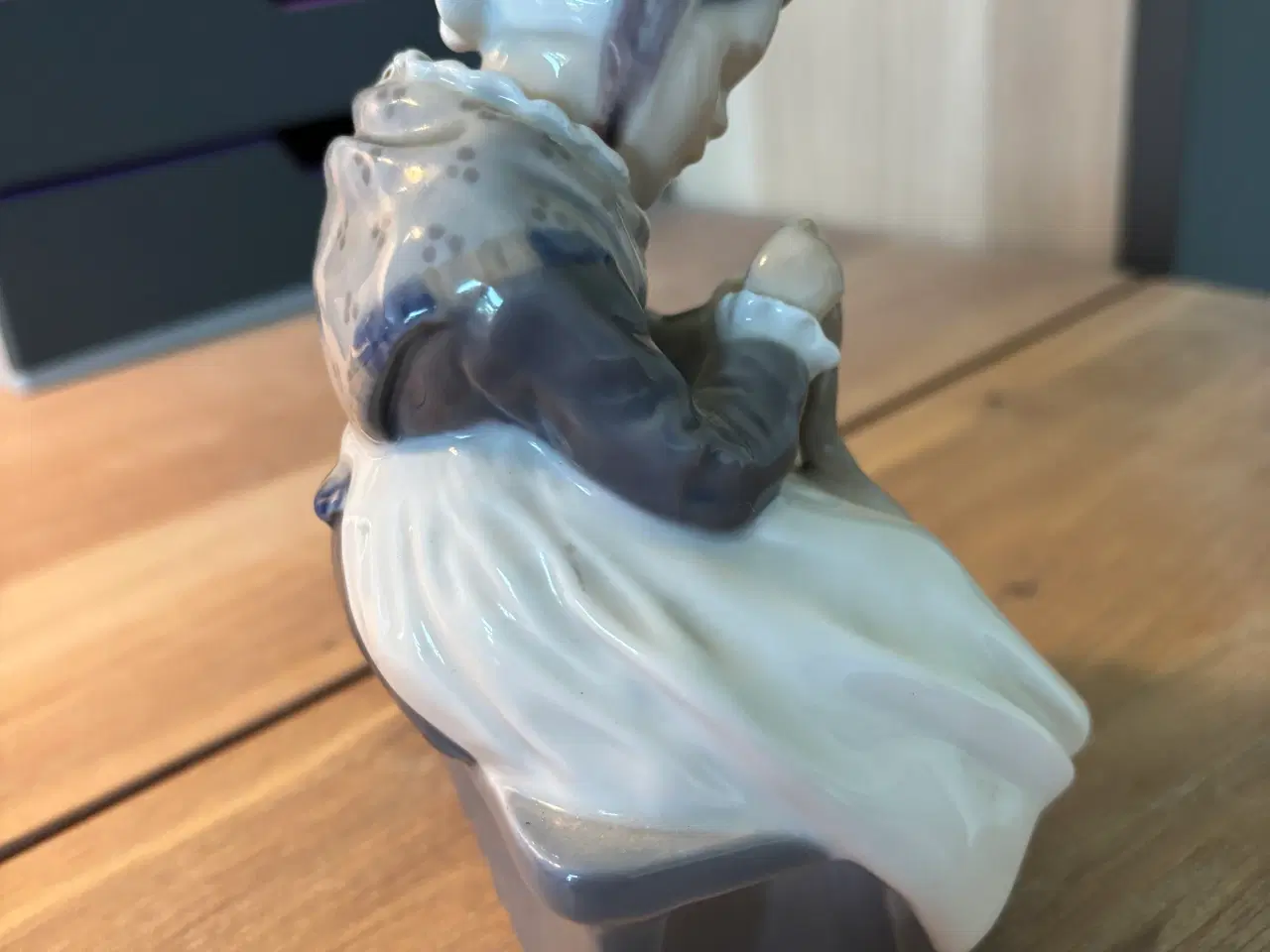 Billede 2 - Royal Copenhagen figur nr. 1314, Amagerpigen 