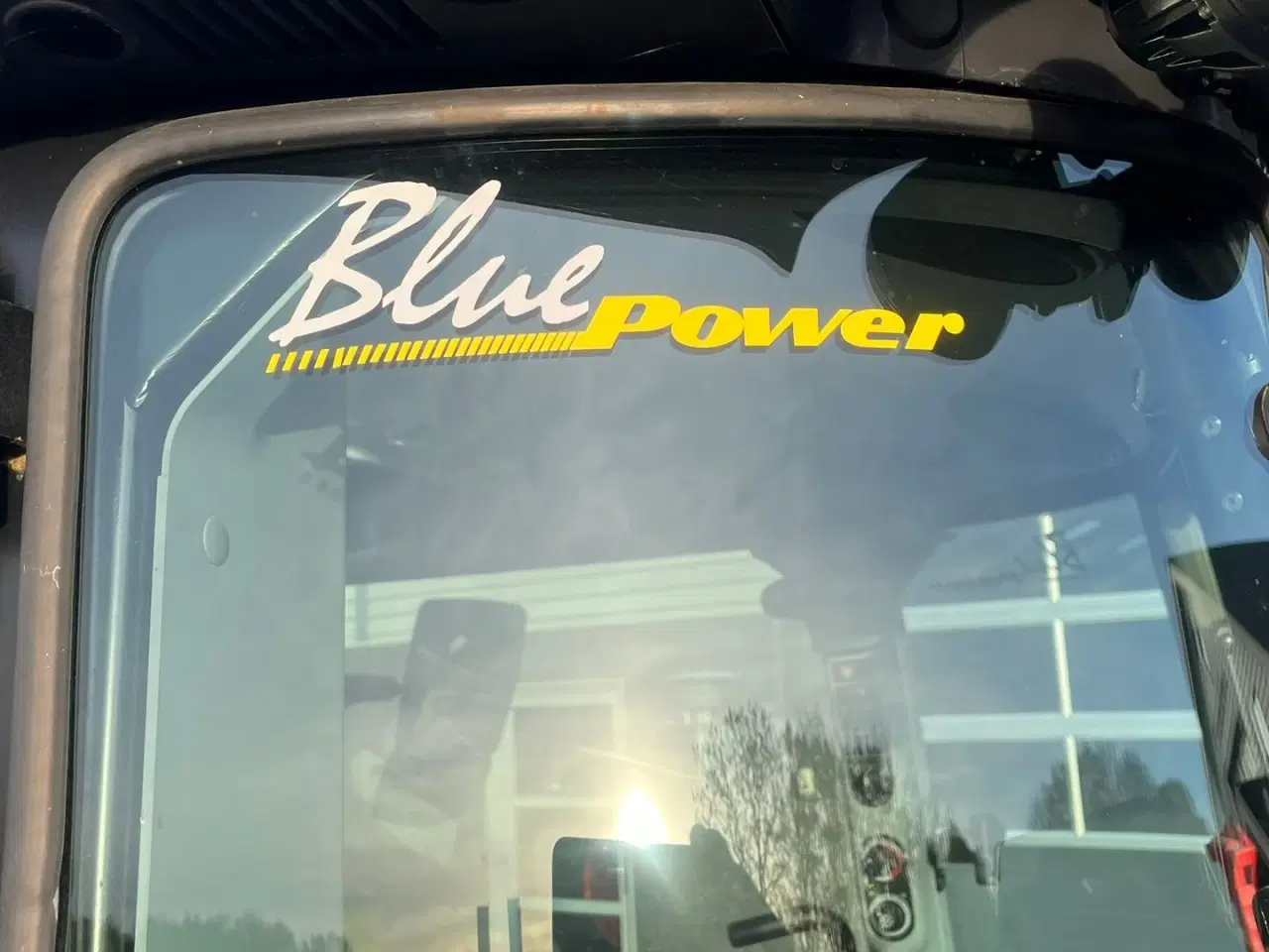 Billede 3 - New Holland T5.100 Blue Power udstyrs model, med brede hjul, frontlift og ekstra lys.