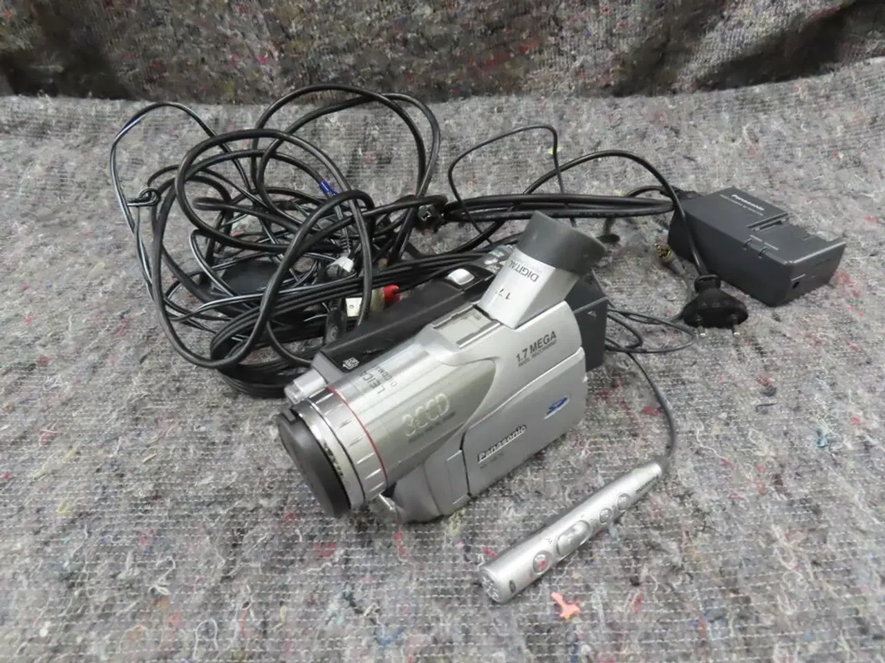 Billede 1 - Videokamera med tilbehør - PANASONIC NV-GS70 (MOMSFRI)