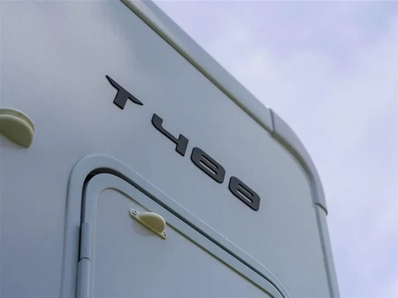 Billede 16 - 2025 - Benimar Tessoro 488 SELECT   Rummelig camper med face-to-face siddegruppe