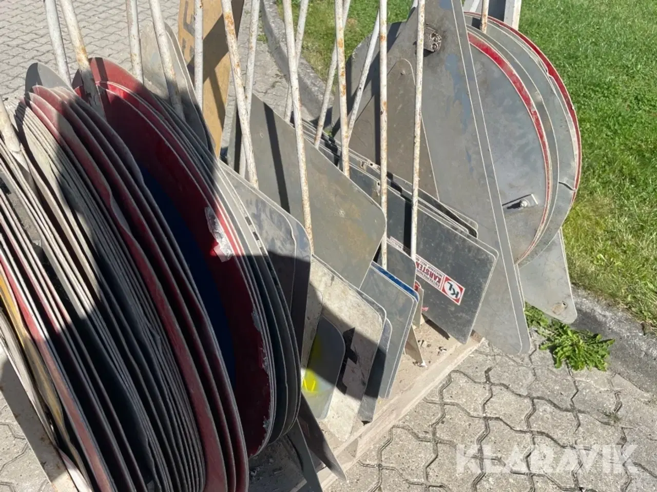 Billede 12 - Diverse vejskilte ca 74 styk med holder
