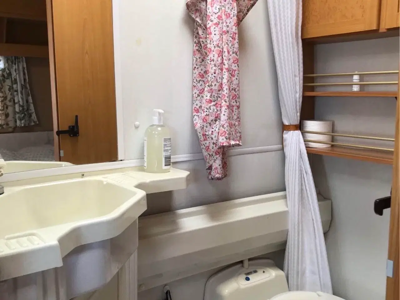 Billede 4 - Campingvogn med 1 år gammelt fortelt