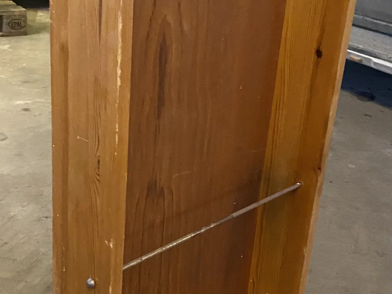 Billede 2 - Våbenskab i træ