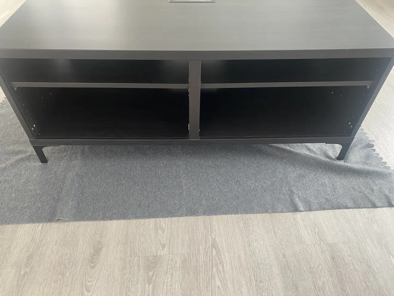 Billede 1 - Fin sort tv-skænk