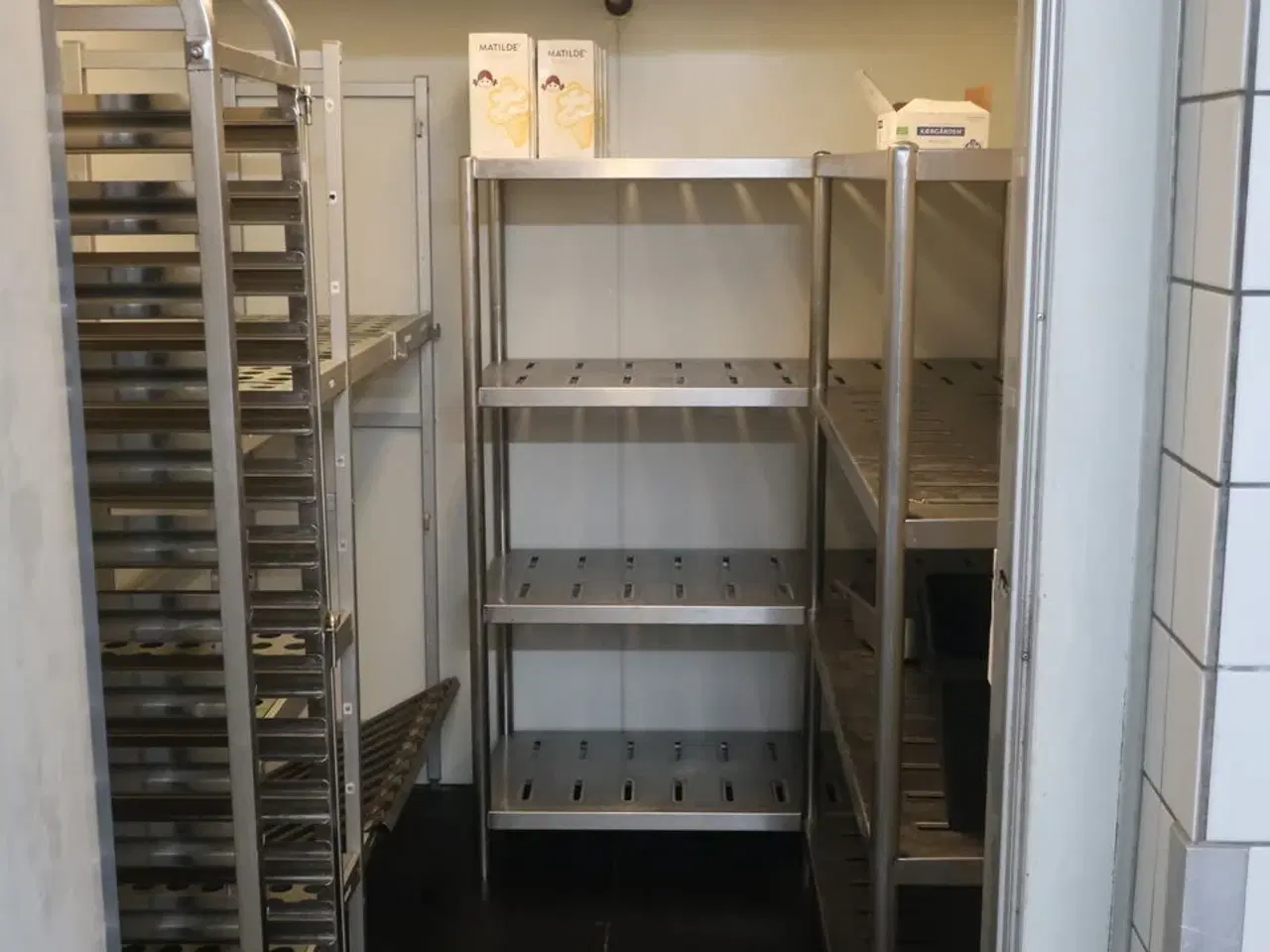 Billede 4 - Reoler og bakkevogne fra kølerum