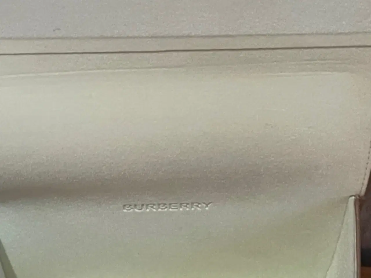 Billede 10 - Burberry solbrille & brille etui 2 stk