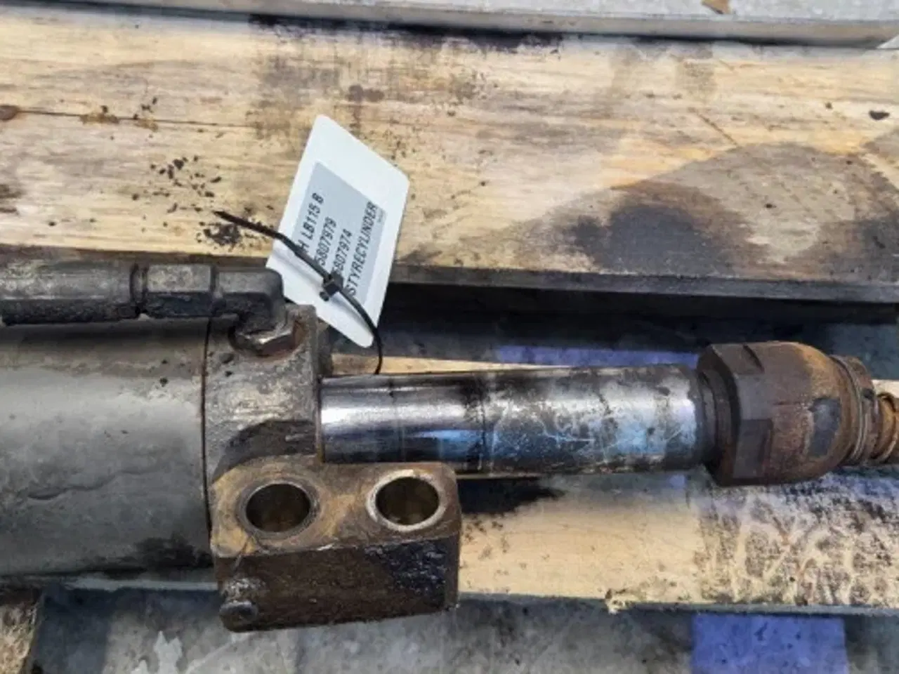 Billede 6 - New Holland LB115B Styrecylinder 85807979