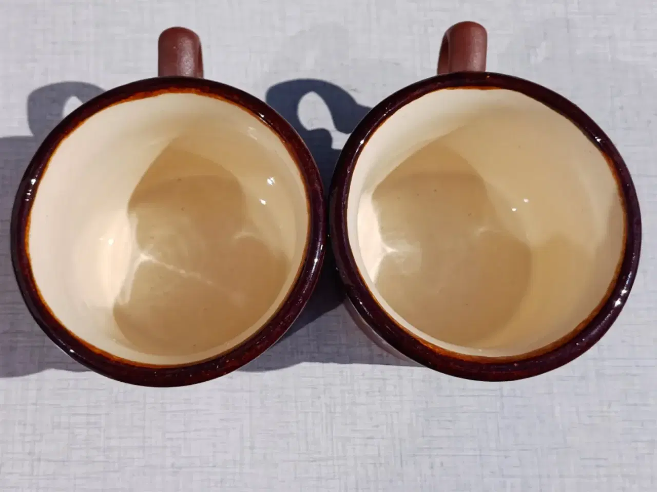 Billede 6 - To håndmalede kopper i keramik. Blomstermotiv.