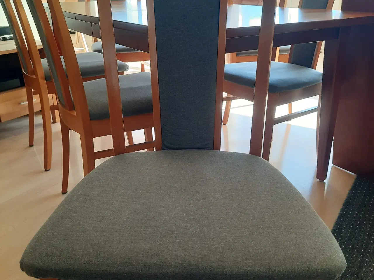 Billede 4 - Spisebord m. 6 stole