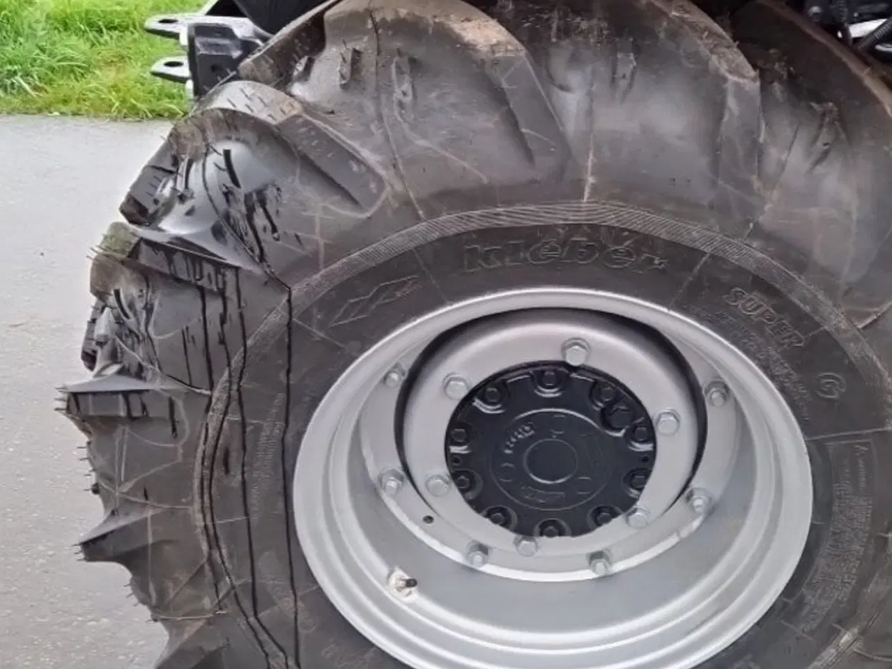 Billede 10 - Case IH Farmall 75 A Med frontlift og koblingsfrit vendegear og brede hjul.