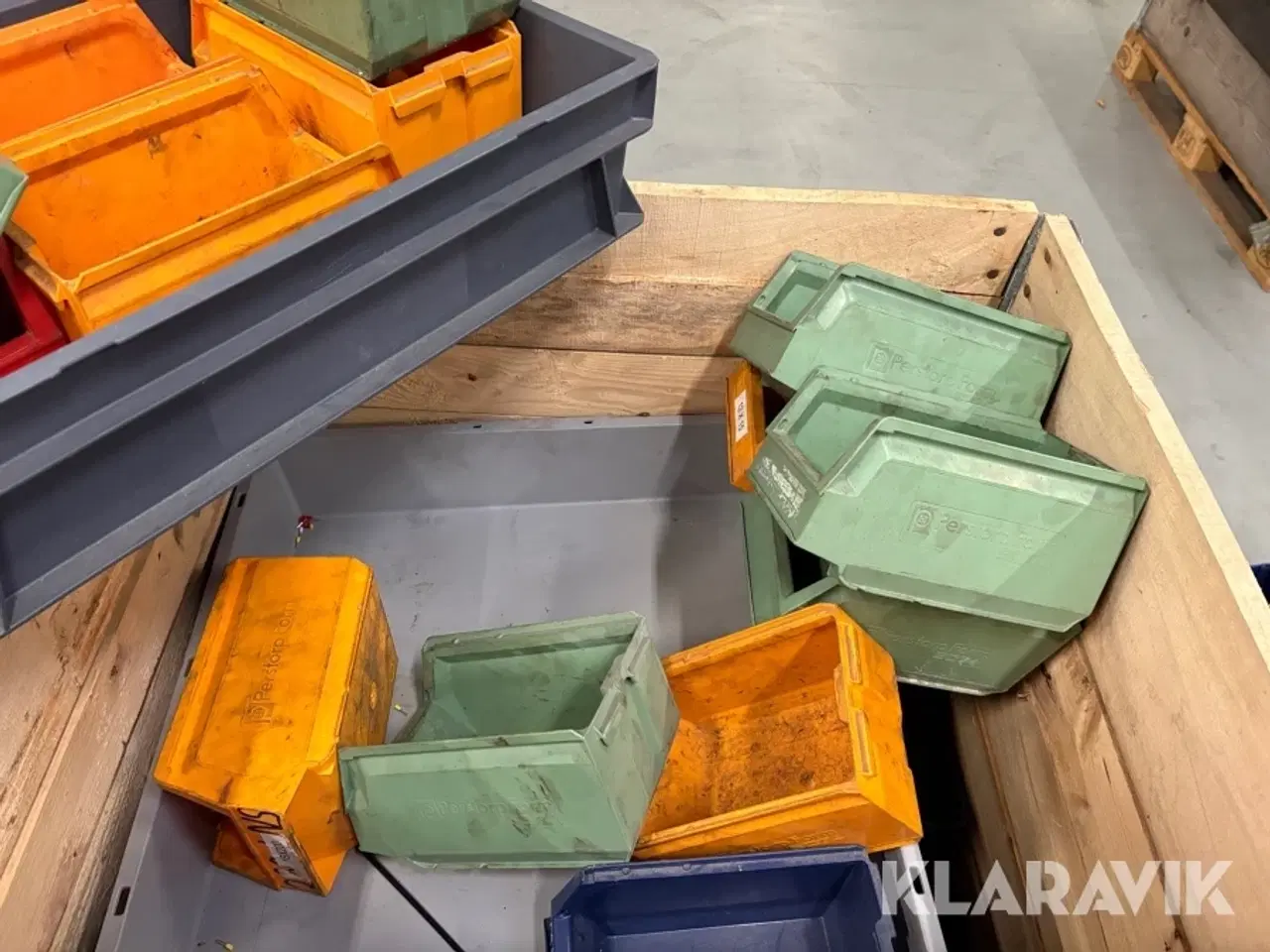 Billede 9 - Stort lot plastik kasser til opbevaring 5 paller