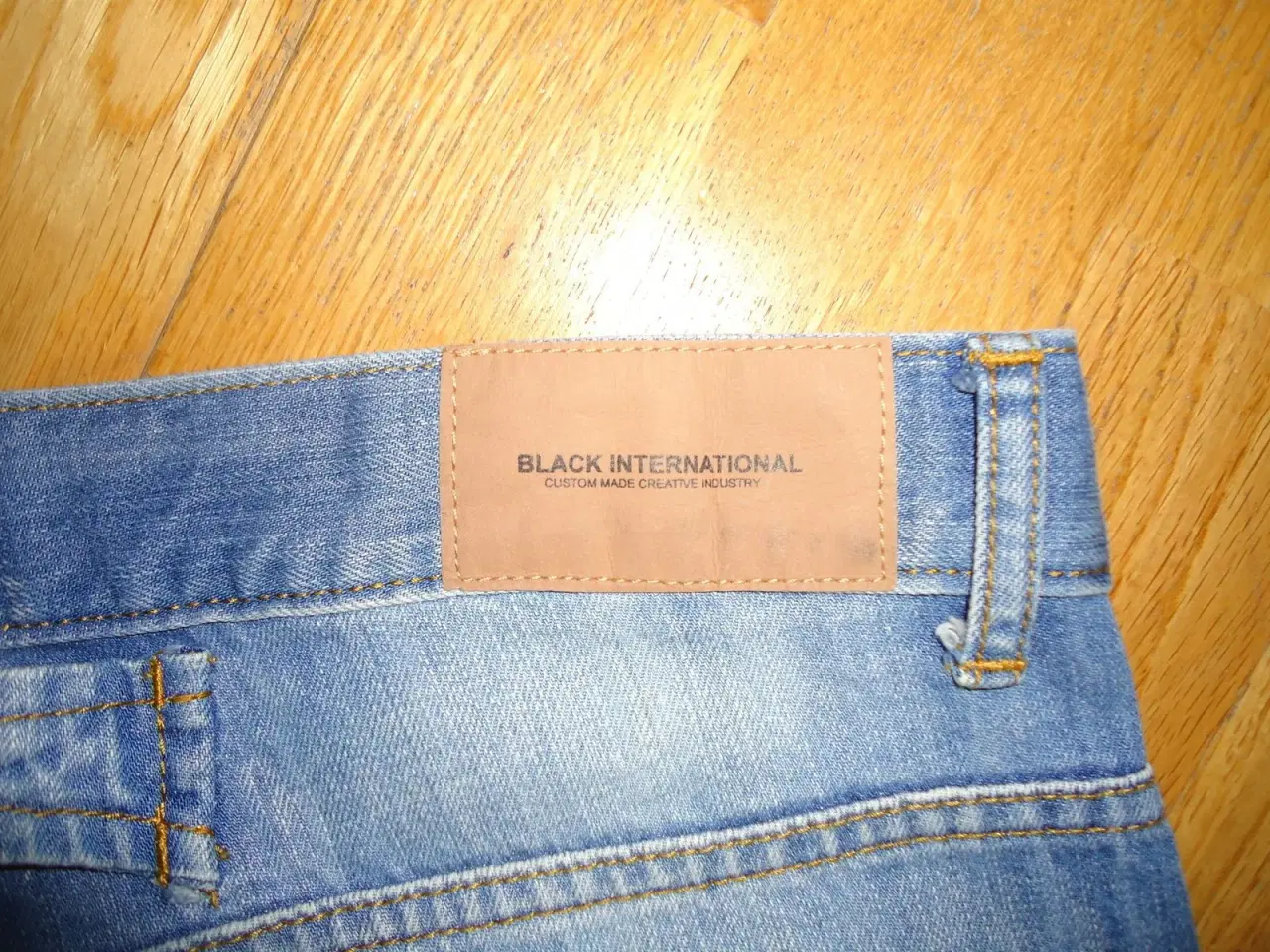 Billede 3 - Flotte Black International bukser
