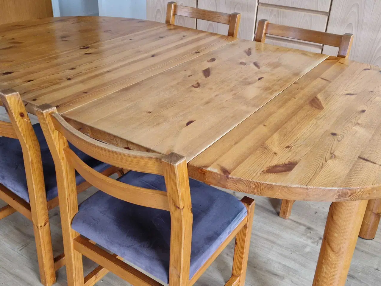 Billede 3 - Rundt massivt fyrretræsbord + 4 stole