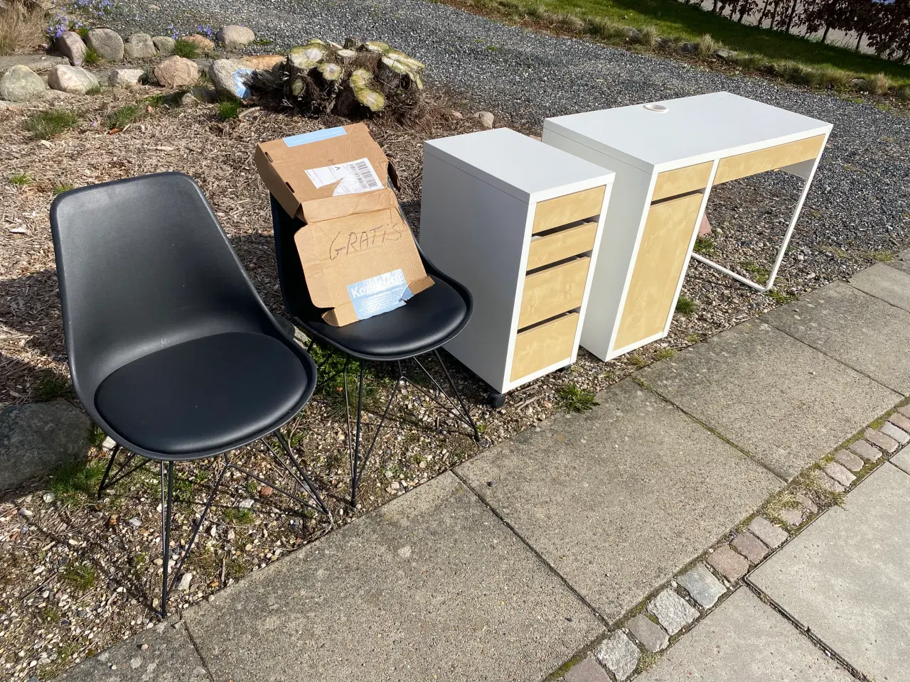 Billede 1 - Gratis 3 cykler skrivebord 2 sorte 8 festivalstole