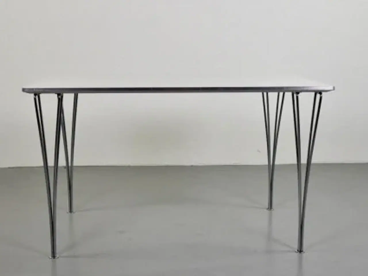 Billede 4 - Fritz hansen / piet hein bord med hvid laminat plade og stålkant