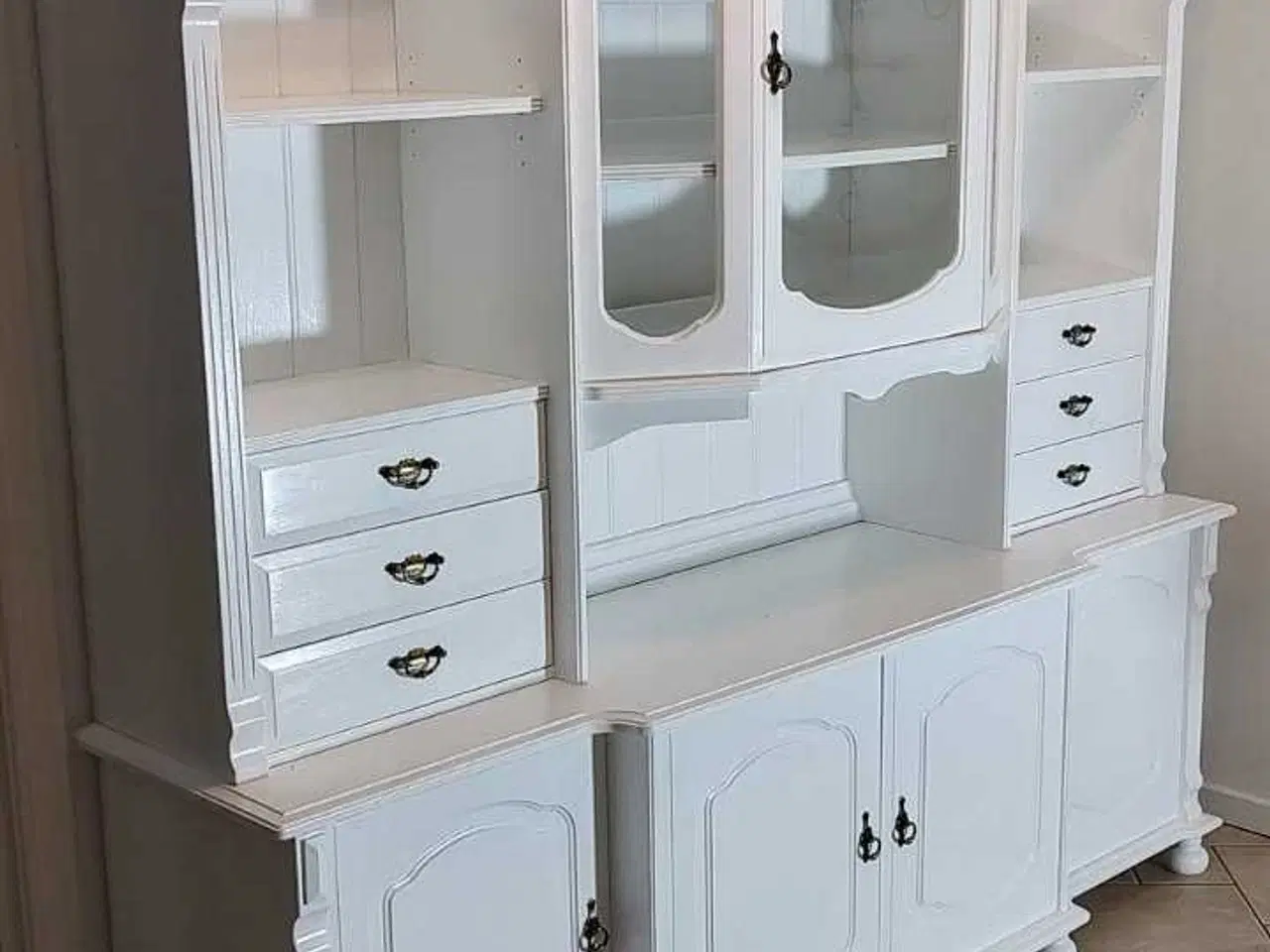 Billede 2 - Ny malet vitrineskab 