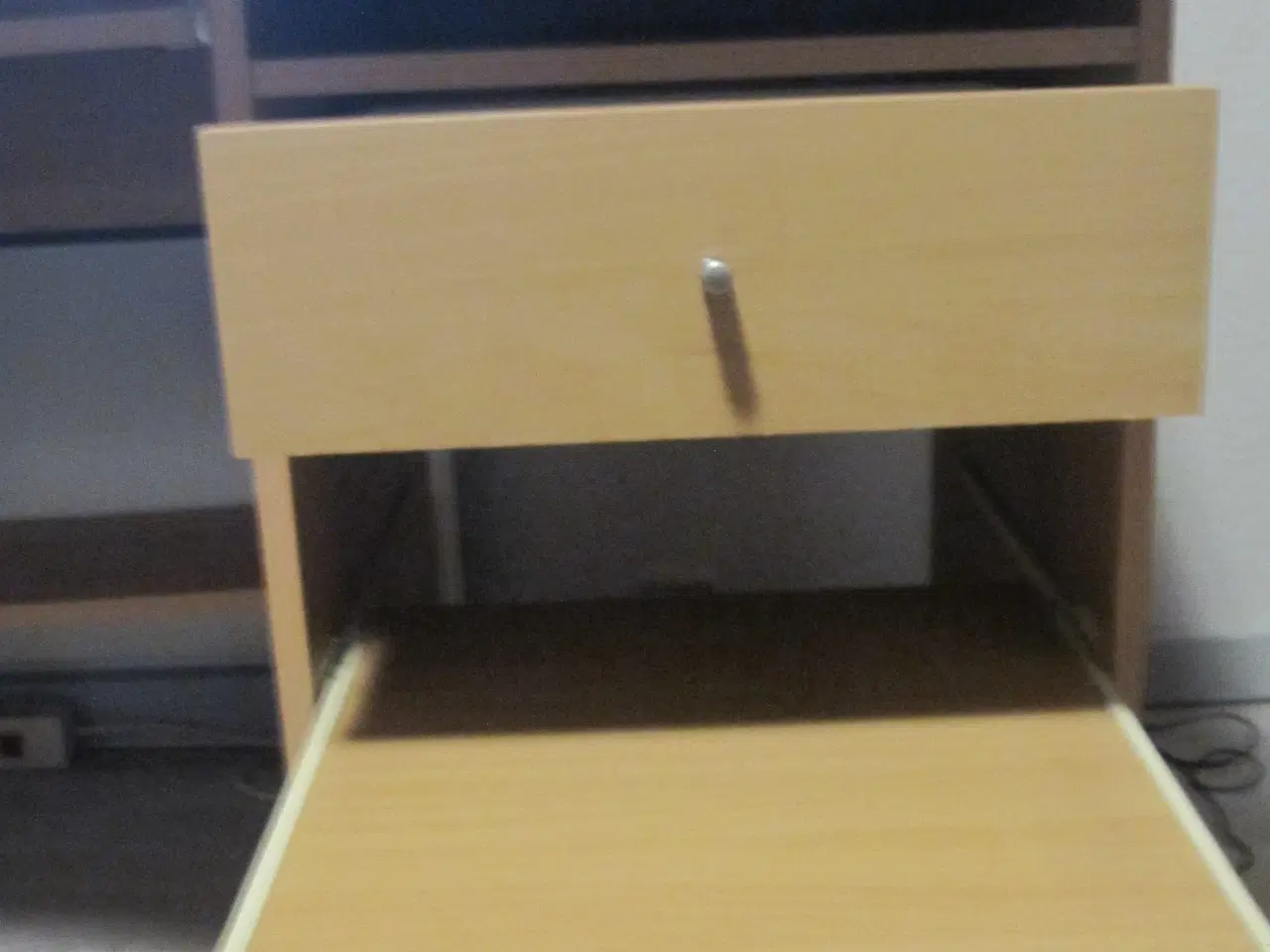 Billede 3 - Skrivebord med skuffer og hylder i lys bøg. 