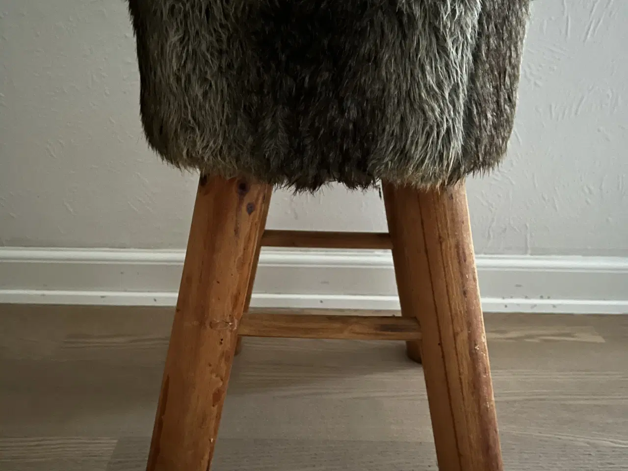 Billede 2 - Træ-skammel / taburet med “pels-betræk”