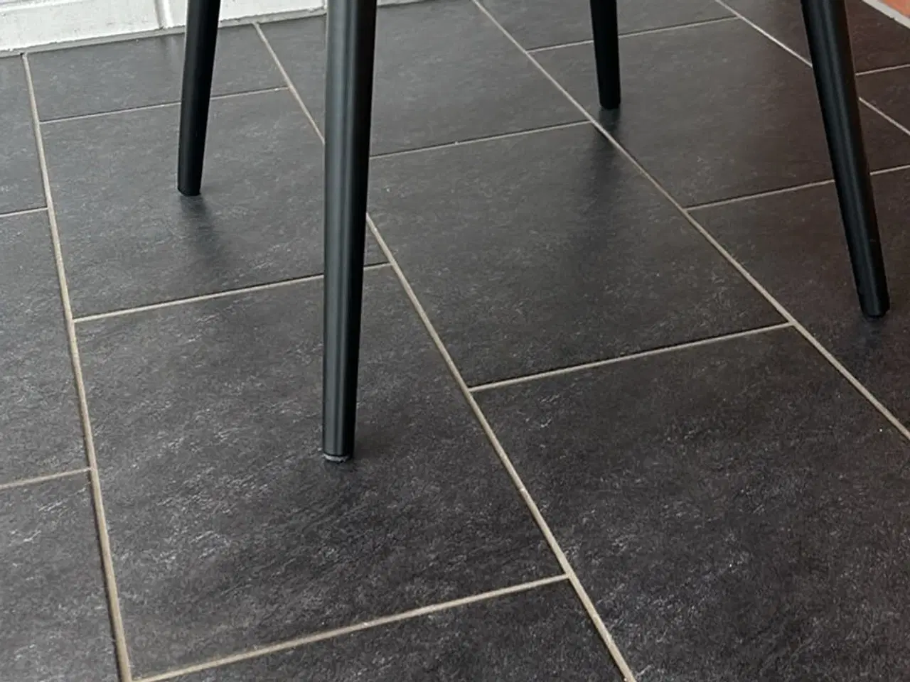 Billede 2 - Sofabord og tæppe medfølger