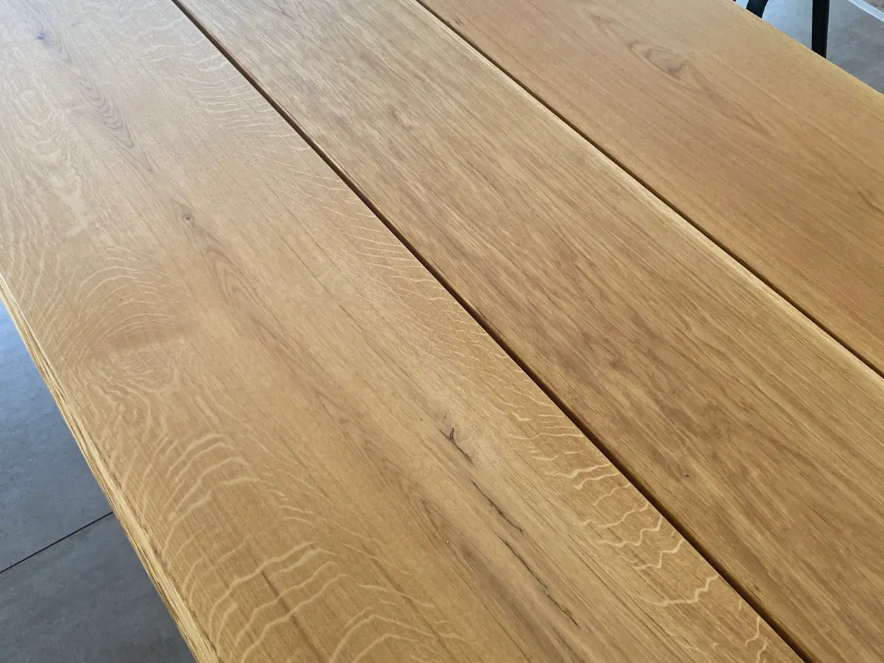 Billede 2 - Spisebord i massivt egetræ med sorte metalben