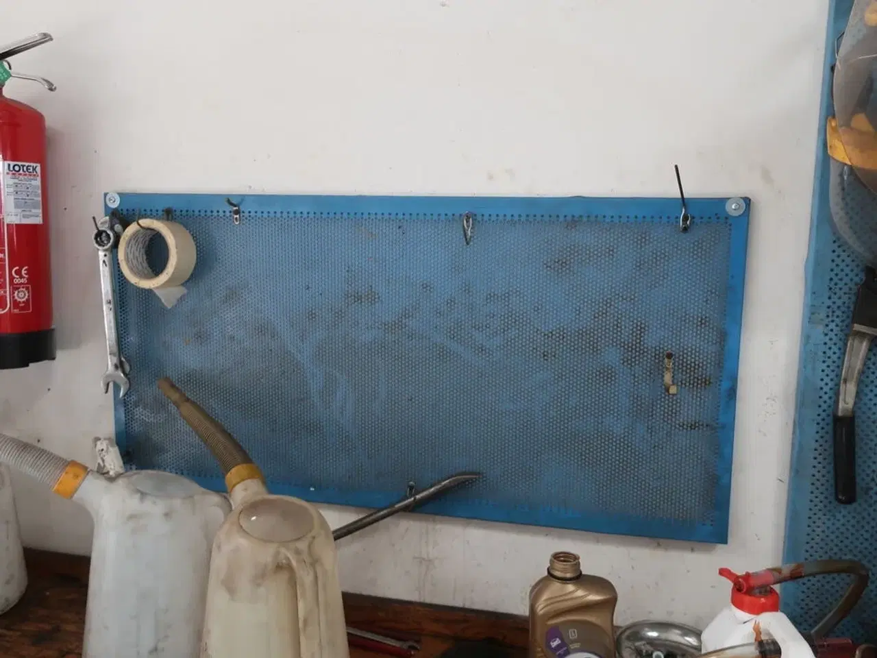 Billede 6 - Værkstedsbord med indhold samt 2 stk. tavler