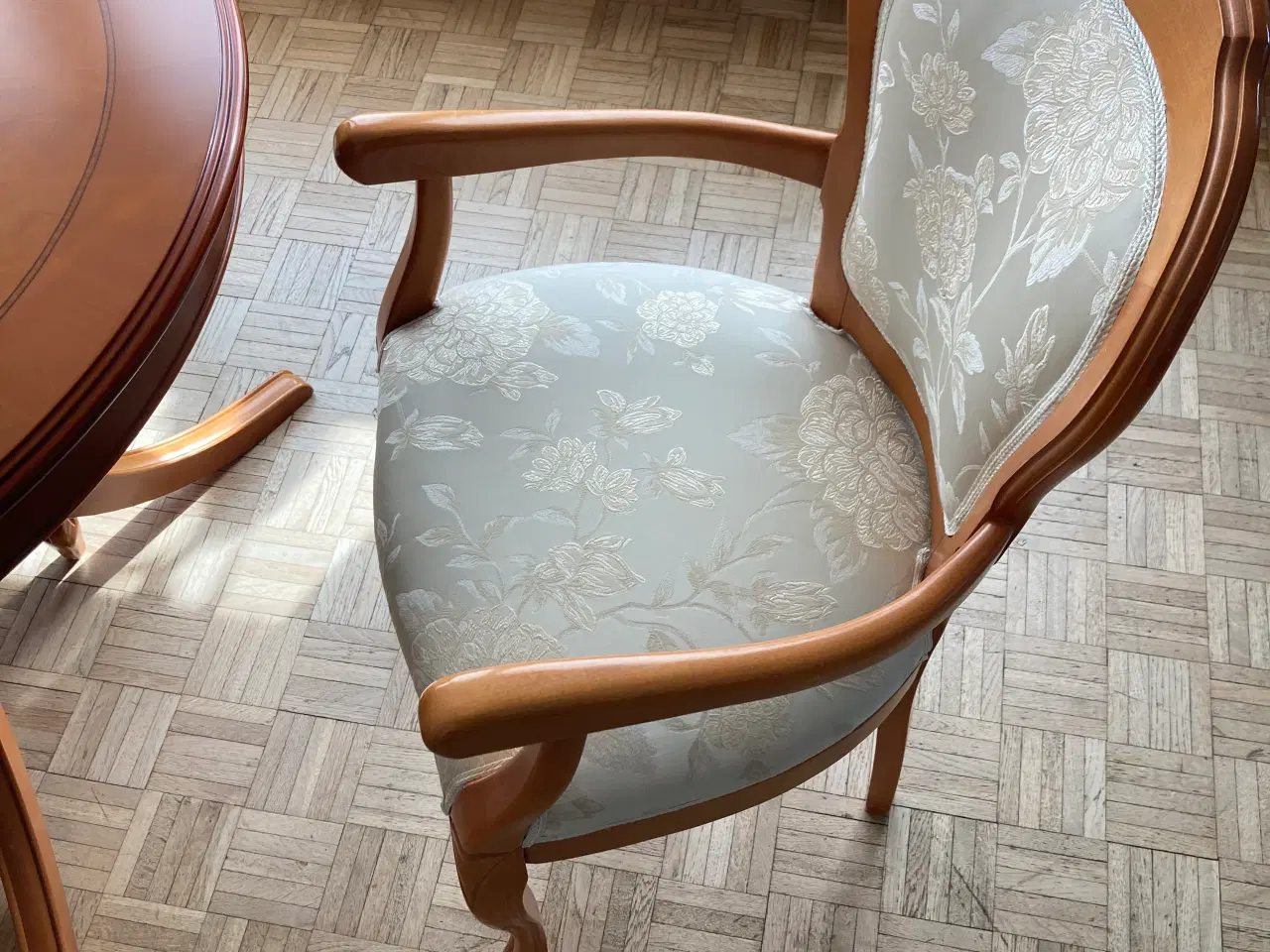 Billede 5 - flot spisebord i italiensk nøddetræ med 6 stole