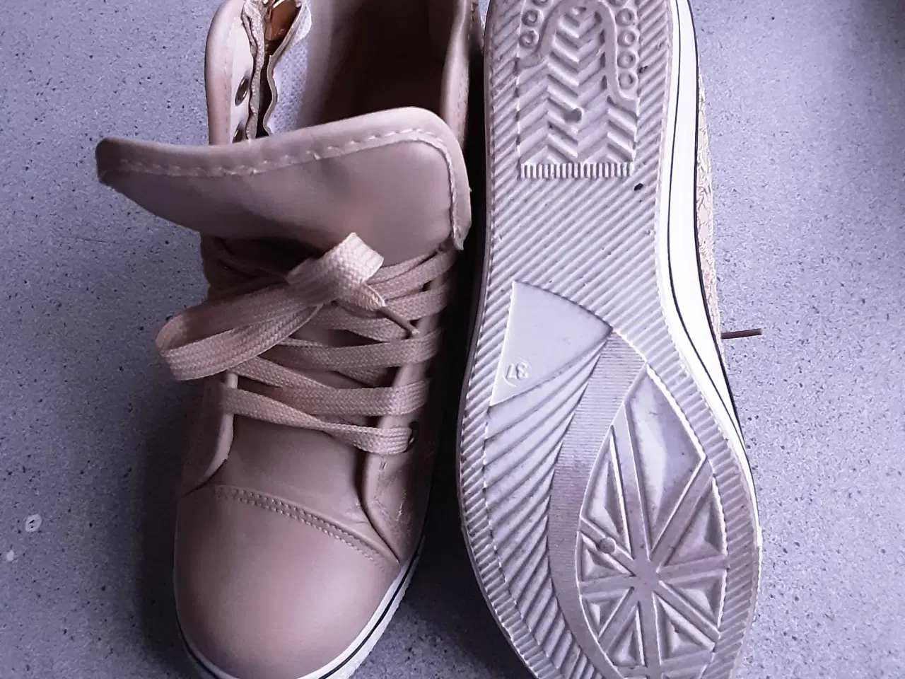 Billede 5 - Beigefarvet sko.