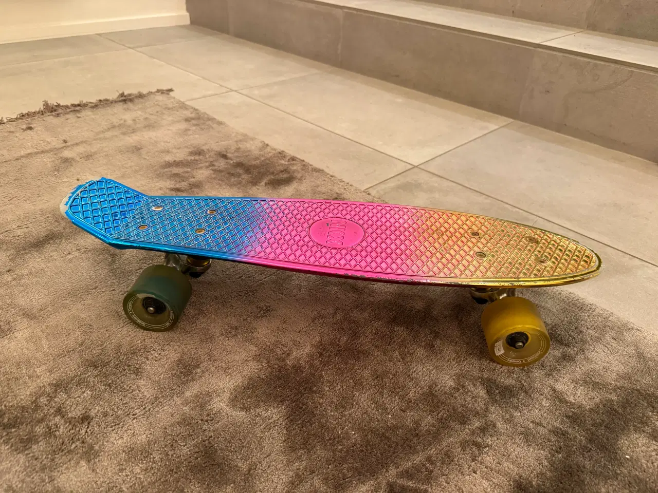 Billede 1 - Skateboard - regnbuefarvet 