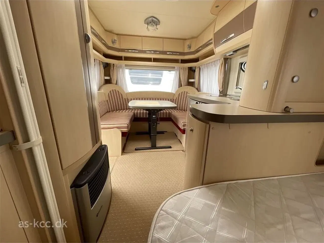Billede 11 - 2010 - Hobby La Vita Bionda 460 UFe   Hobby La Vita Bionda 460 UFE årg. 2010 4 sovepladser, 5 siddepladser. Aircon, Mover, Isabella Capri fortelt.