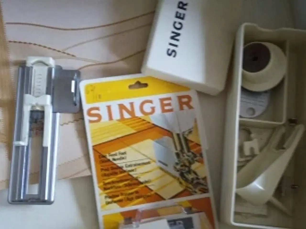 Billede 3 - Singer 1425 Symaskine med bord hvor der er låge og