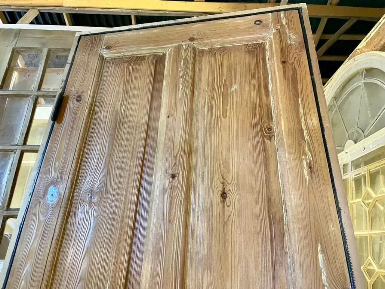 Billede 3 - Lav, venstrehængt Dannebrogsdør m. karm