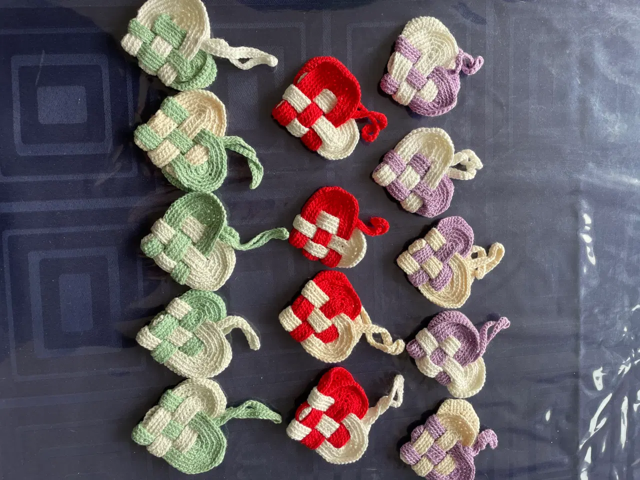 Billede 1 - Julepynt - Hæklede julehjerter