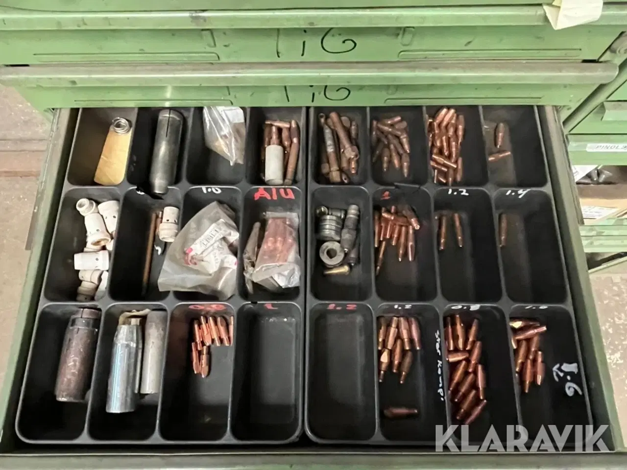 Billede 10 - Reoler med siderne bolte, møtrikker og skruer