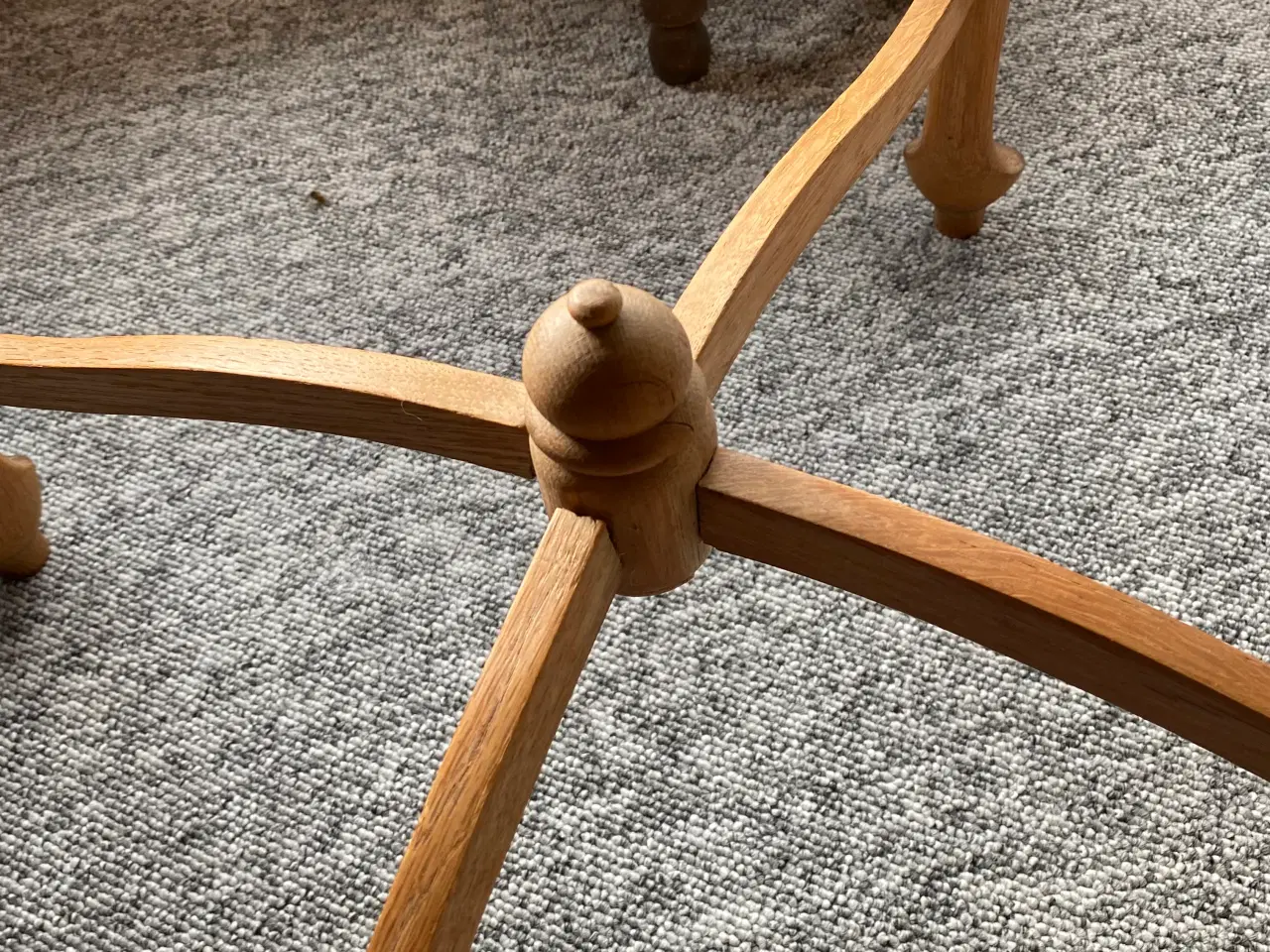 Billede 3 - Egebord. rund, afsyret, og med fine detaljer