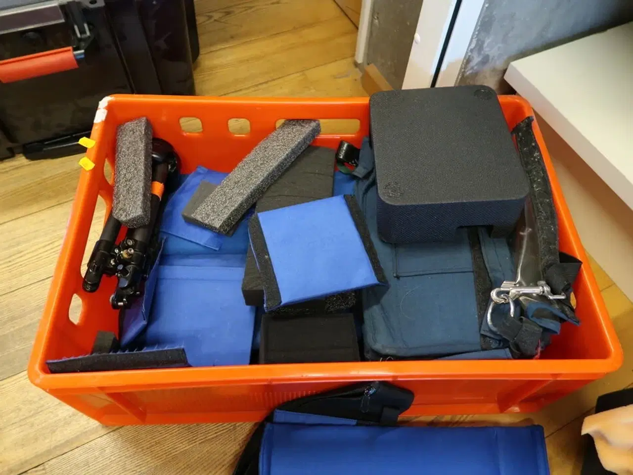 Billede 2 - Kasse med div. Kamerataske samt udstyr