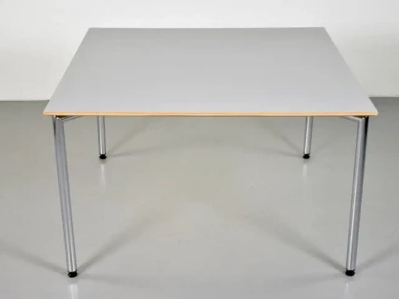 Billede 3 - Randers radius kantinebord med grå plade og krom stel