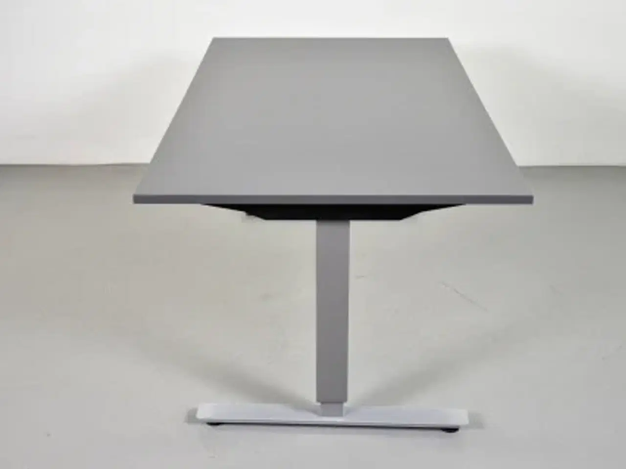 Billede 4 - Demo hæve-/sænkebord med grå laminat og alugråt stel, 180 cm.