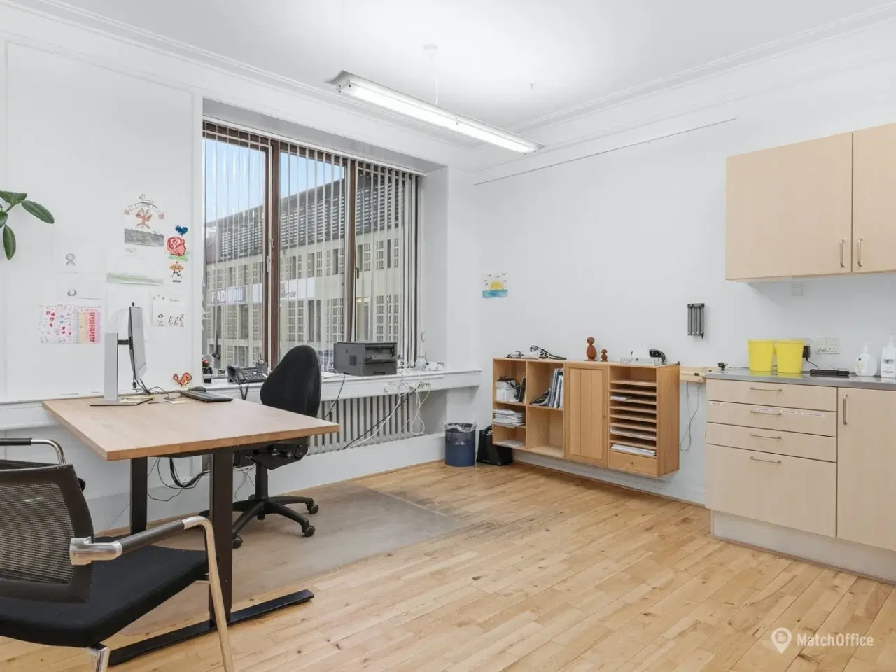 Billede 3 - Lyse kliniklokaler med central placering