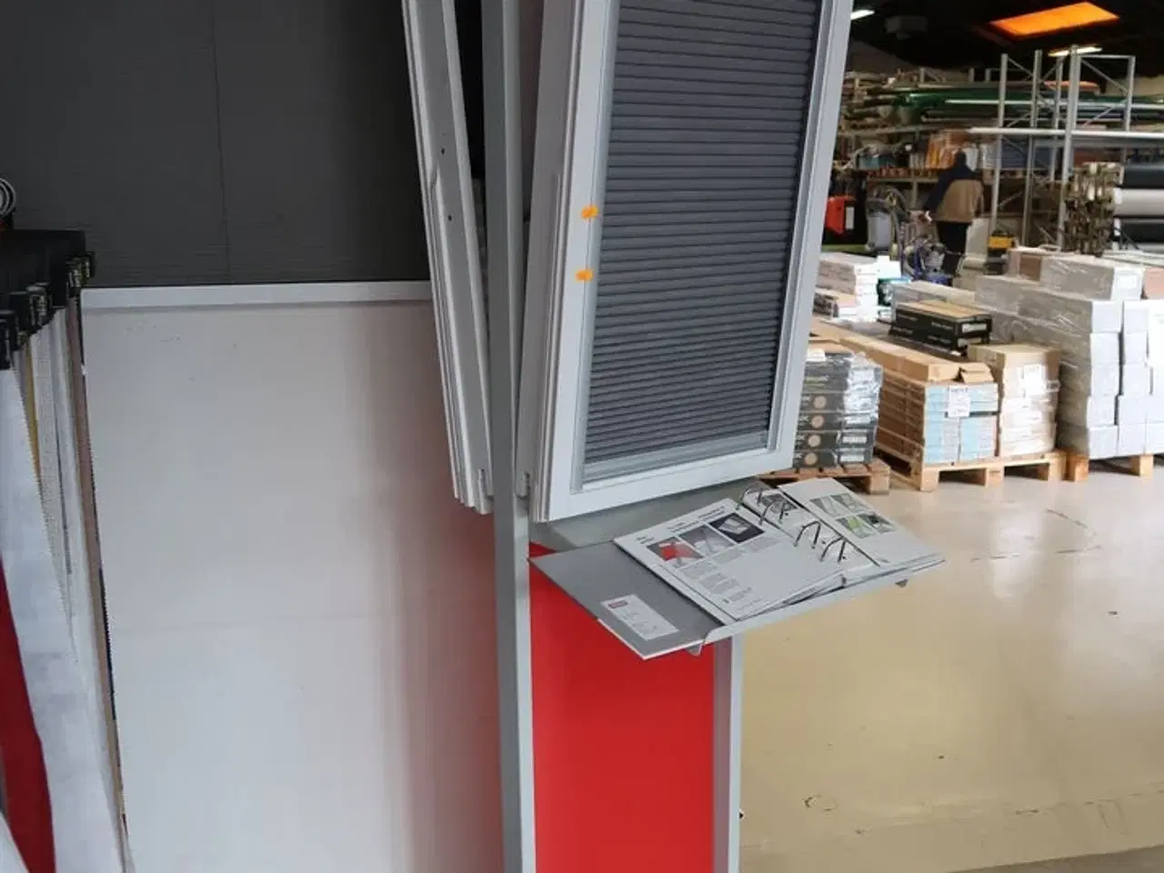 Billede 1 - Stativ med 2 stk. vinduer VELUX med gardiner