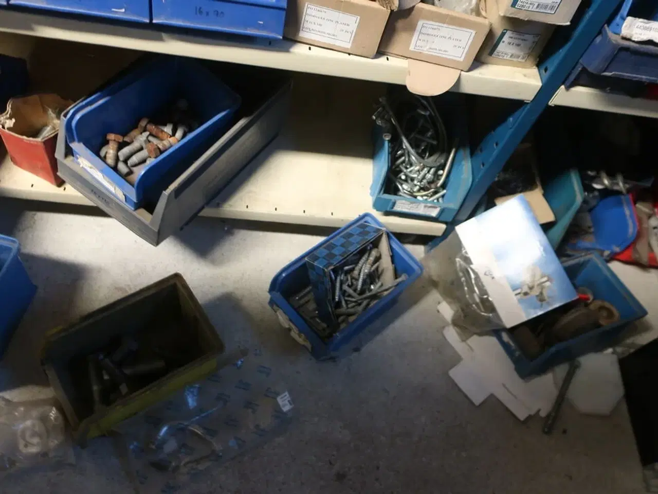 Billede 27 - 4 fag reoler inkl. indhold (se billeder)