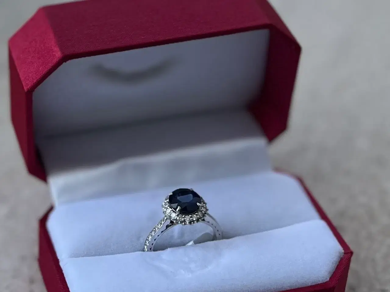 Billede 1 - 18K hvidgulsring med naturlig safir og diamanter
