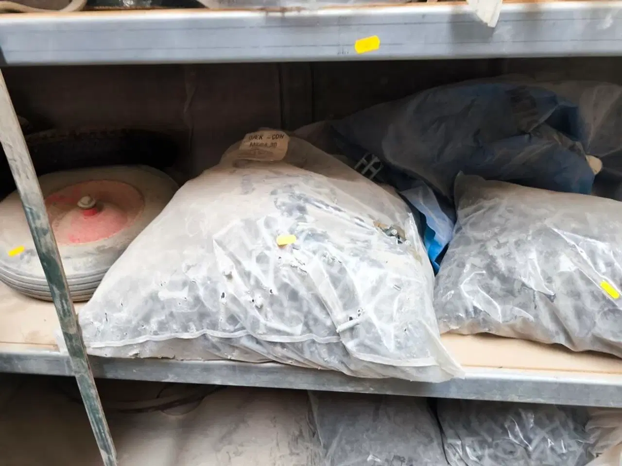 Billede 16 - Indhold på reoler