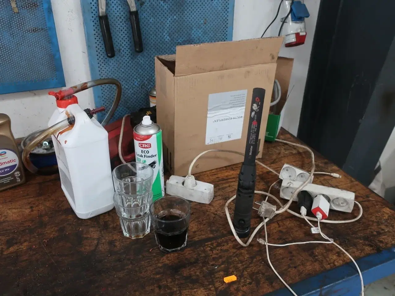 Billede 4 - Værkstedsbord med indhold samt 2 stk. tavler